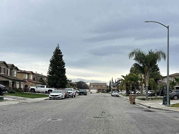 Exterior Neighborhood (street photo)