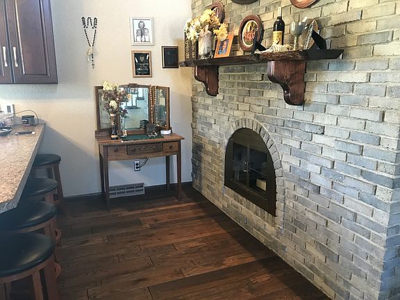 Gas Fireplace/Kitchen seating