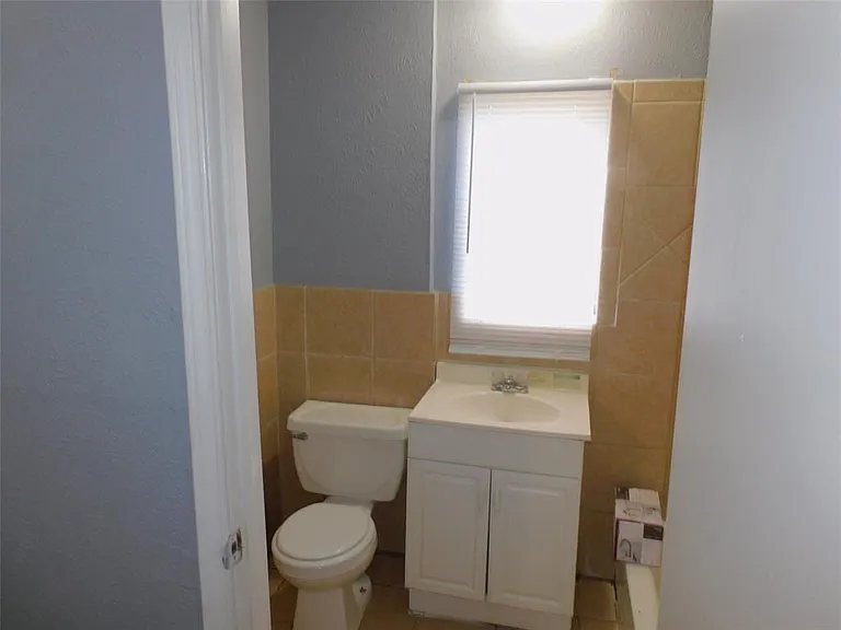 816 Avenue A — Photo 10