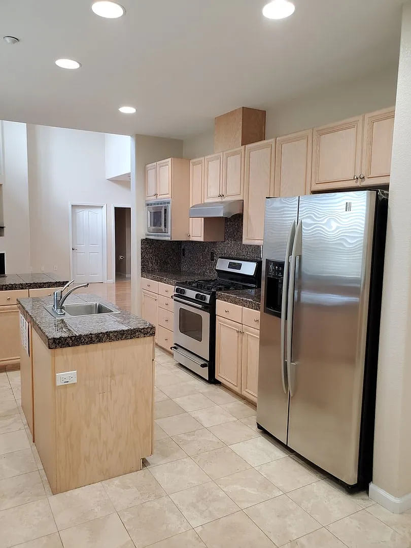 Wonderful 5bd / 3.5ba with 2 master suites — Photo 4