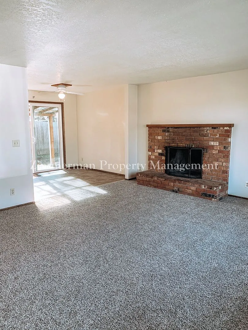 Adorable 2 Bedroom 1 Bath in Cottage Grove! — Photo 2