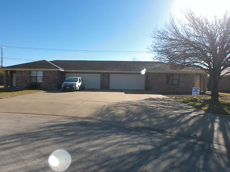 912 McDaniel Cir — Photo 1