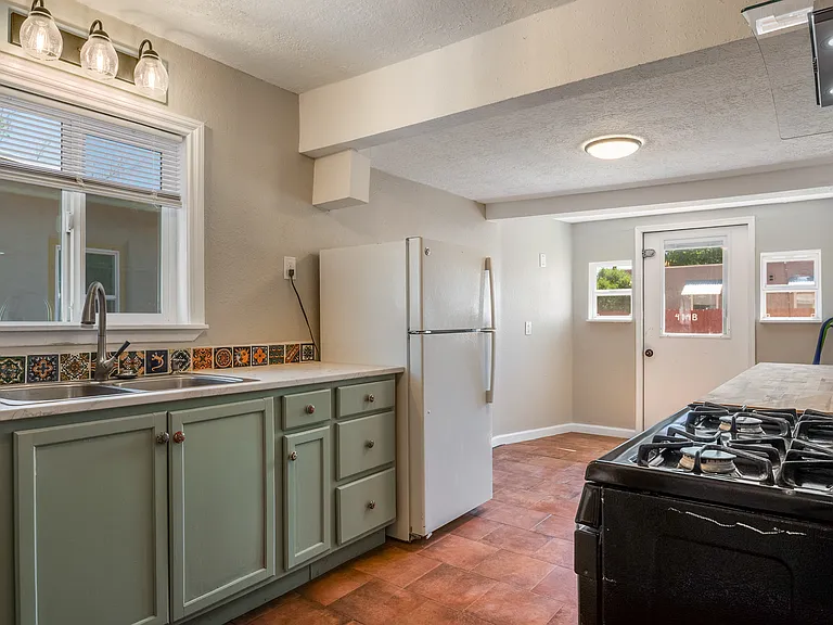 414 Harvard Dr SE #A — Photo 6