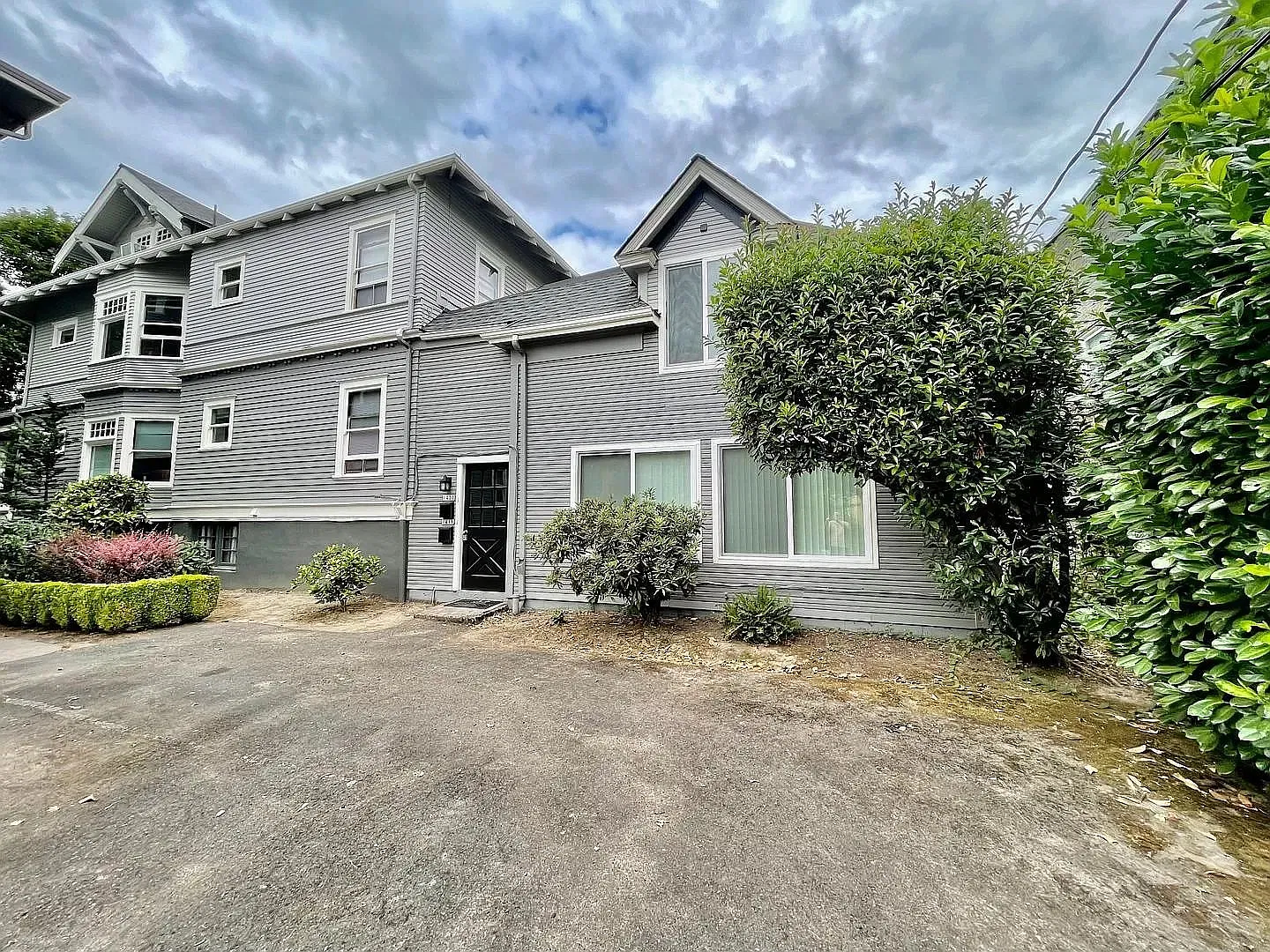 Close-in SE Hawthorne Neighborhood Plex — Photo 1