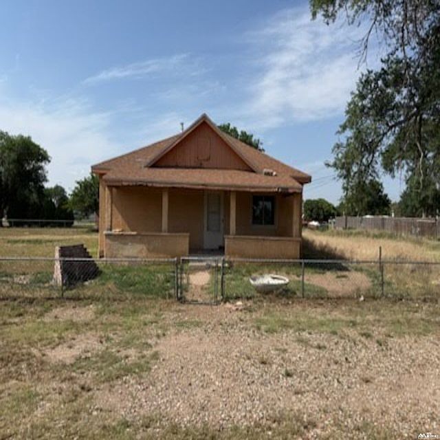 1st image of 618 W 2nd St