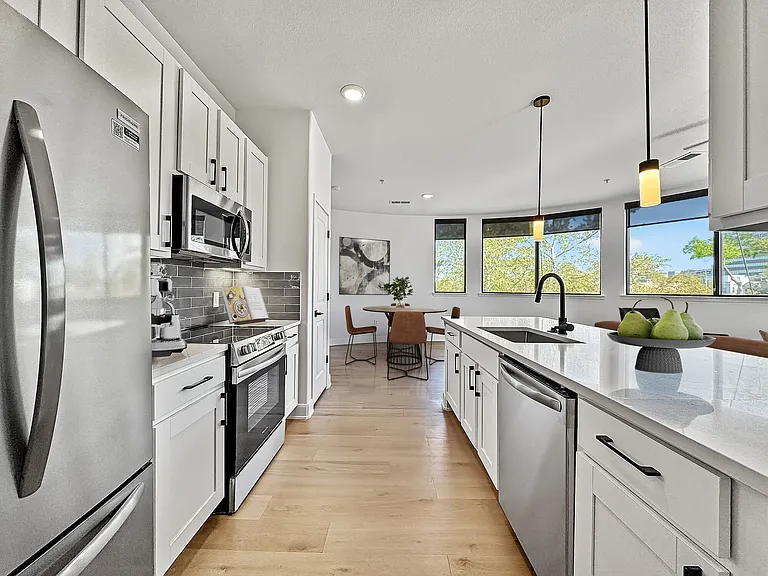 Instrata Upper Kirby — Photo 15