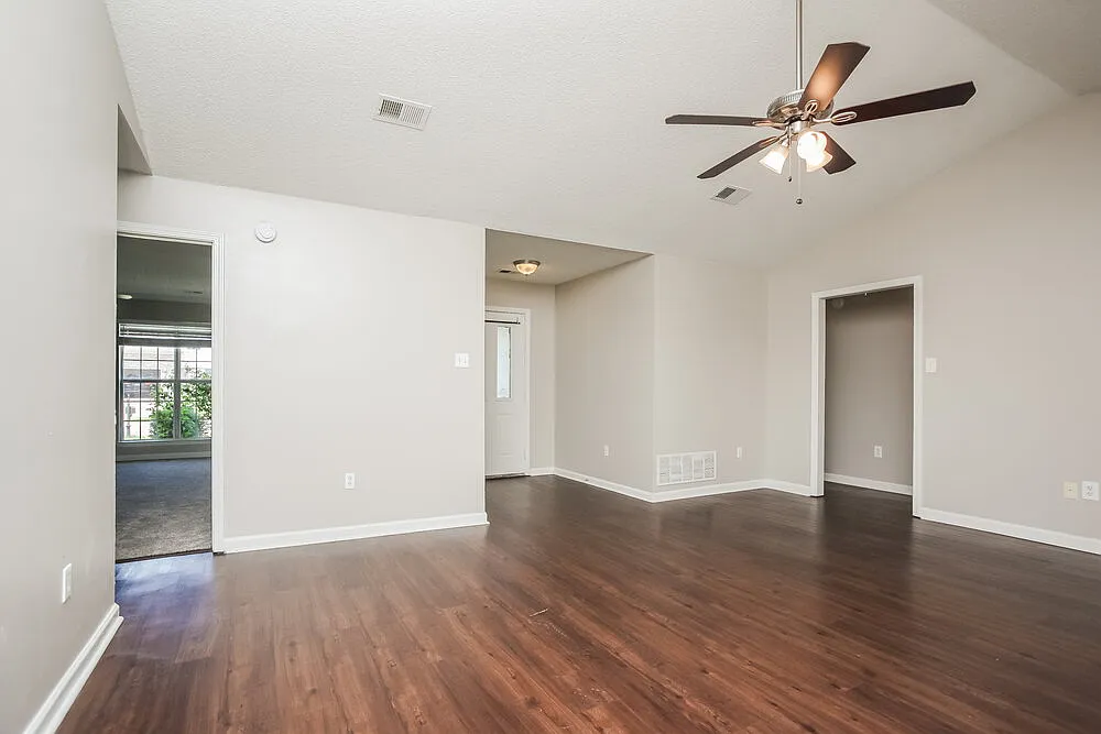 4 bed, 2.0 bath, 1887 sqft, $1,915 — Photo 4