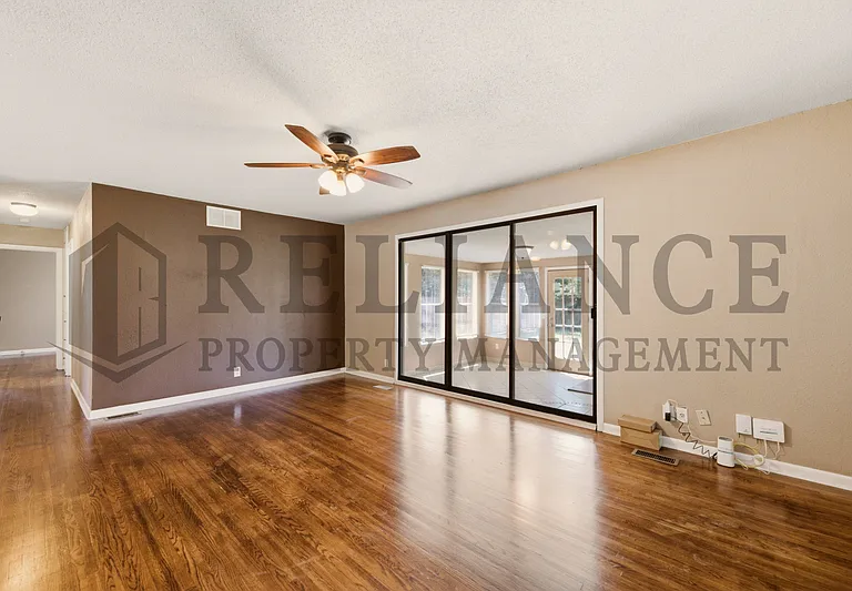 2103 W Columbine Ln — Photo 17