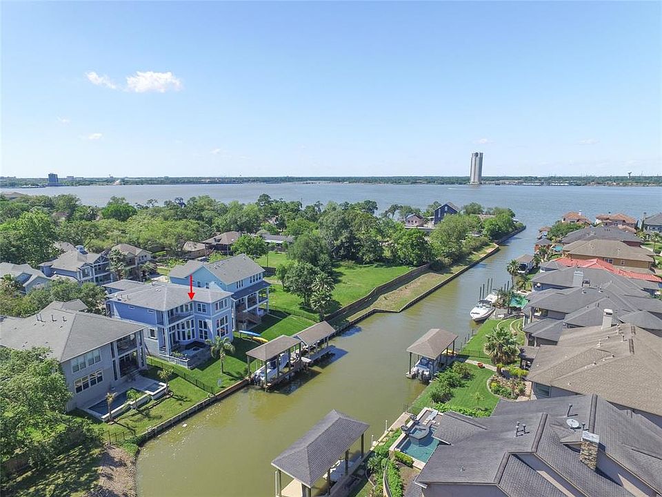 DOCK YOUR BOAT AT YOUR BACK DOOR AND BE IN CLEAR LAKE IN SECONDS!