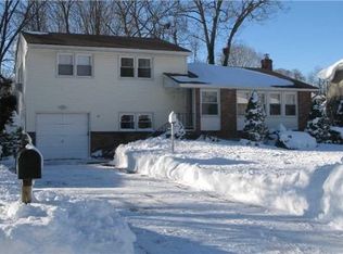 12 Calico Tree Rd, Hauppauge, NY 11788