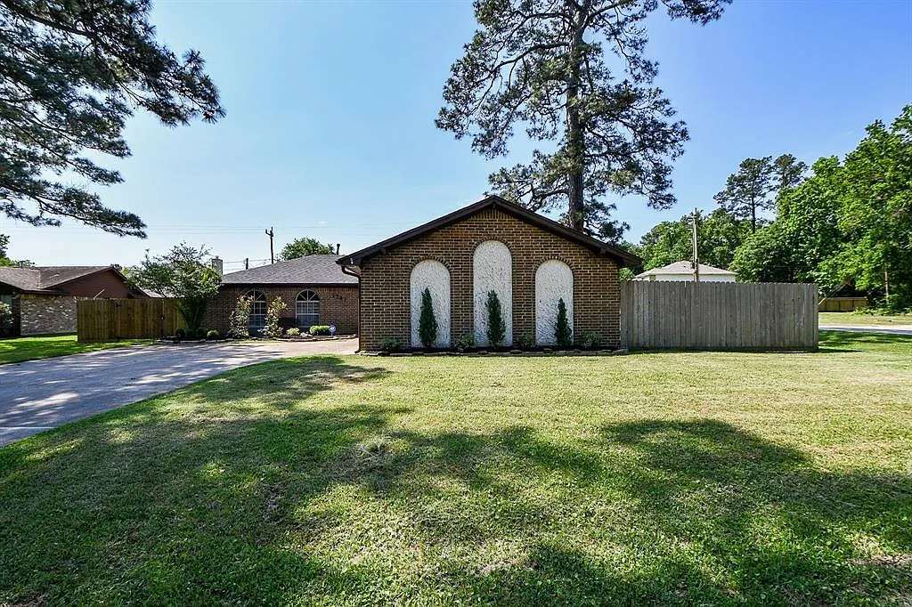 4 bed, 3.0 bath, 2007 sqft, $2,000 — Photo 1