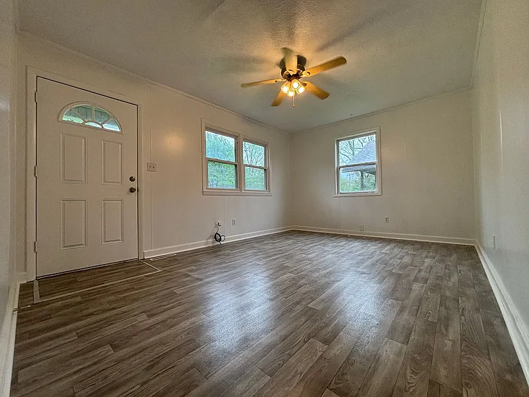 631 N Brown Ave — Photo 3