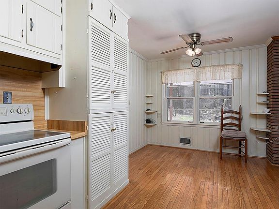 5th image of 721 Woodvalley Rd SW