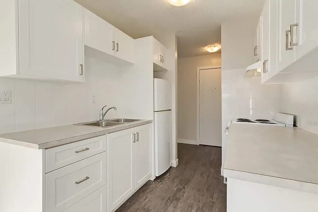 Viking Apartments — Photo 4