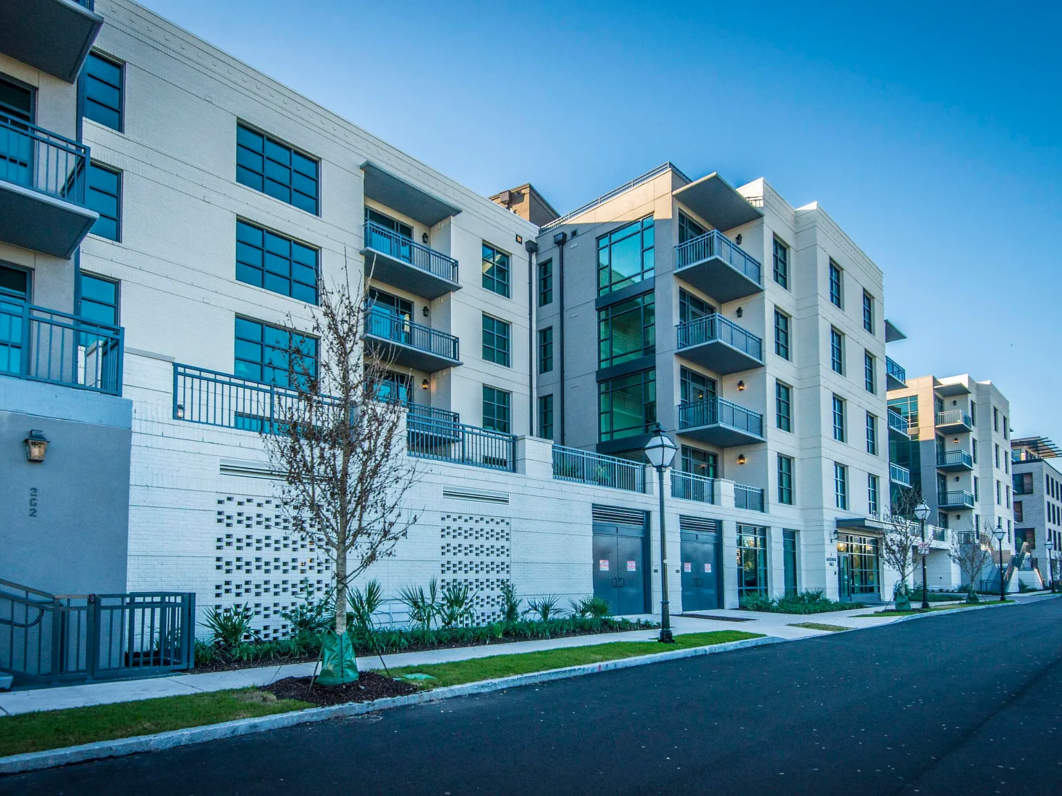 1 bed, 1.0 bath, 719 sqft, $3,500 — Photo 2