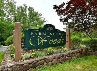 8 Crossroads Ln, Avon, CT 06001