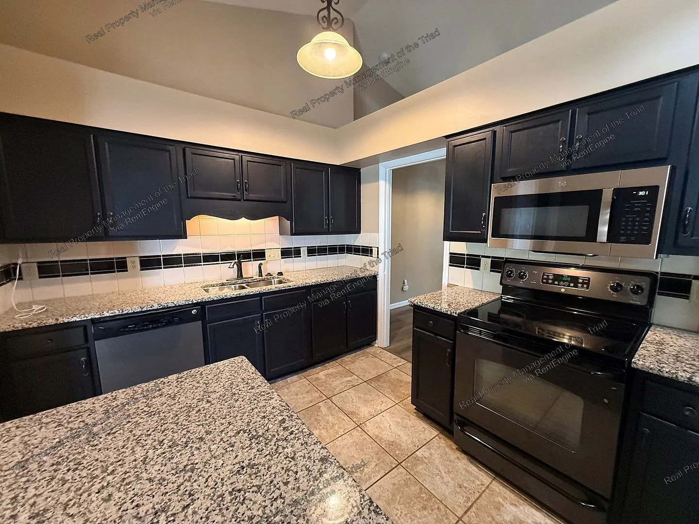 3 bed, 2.0 bath, 1572 sqft, $1,895 — Photo 4