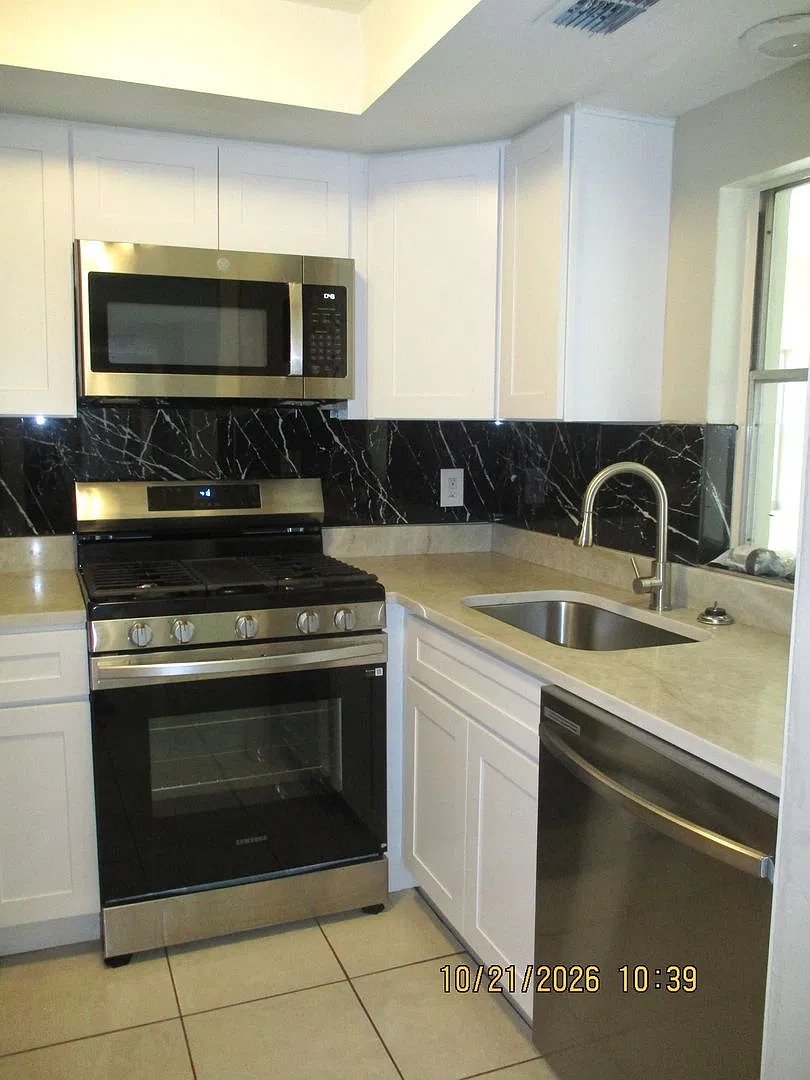 Charming 3-Bedroom Home with a Large Backyard in Daytona Beach! — Photo 3
