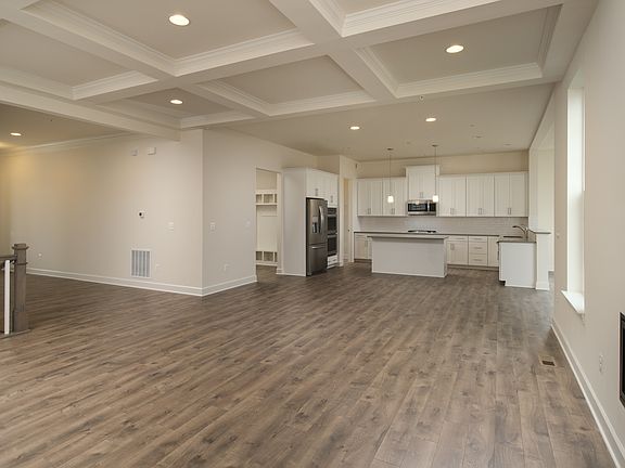 5th image of 1128 White Clover Ln