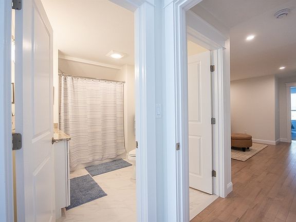 4th image of 37 Crestwood Cir #37