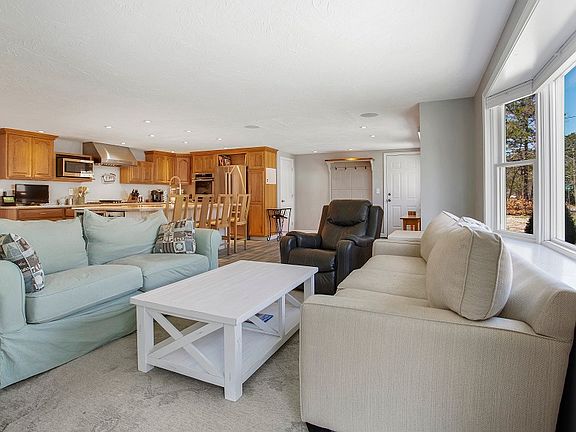 4th image of 17 Coachmans Ln