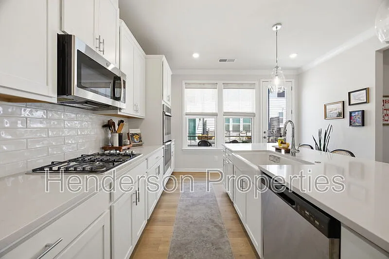 3 bed, 3.5 bath, 2940 sqft, $3,500 — Photo 3