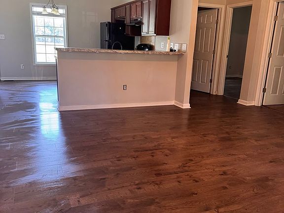 3rd image of 173 Cowell Ln