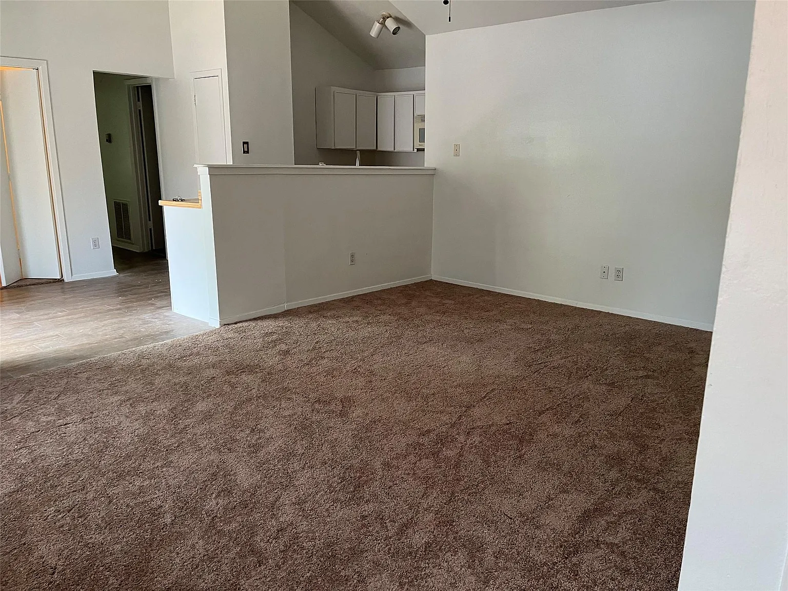 3 bed, 2.0 bath, 1284 sqft, $1,200 — Photo 2