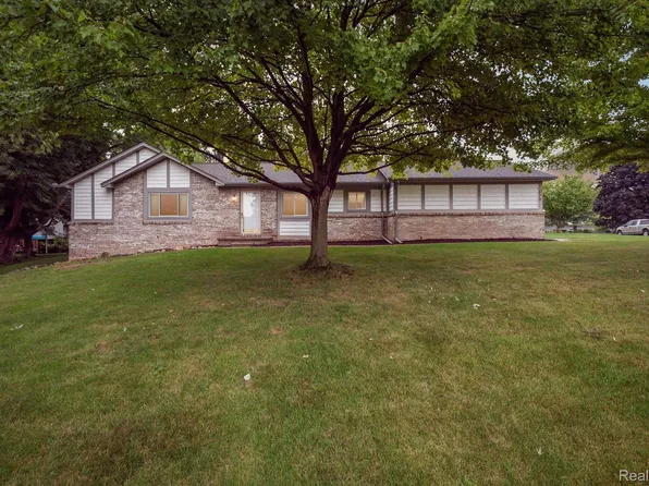 8670 Andorra Ct, White Lake, MI 48386