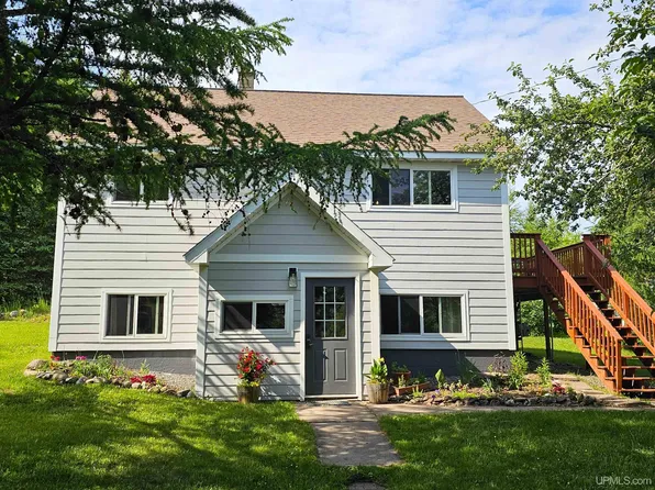 21294 Arcadian St, Hancock, MI 49930