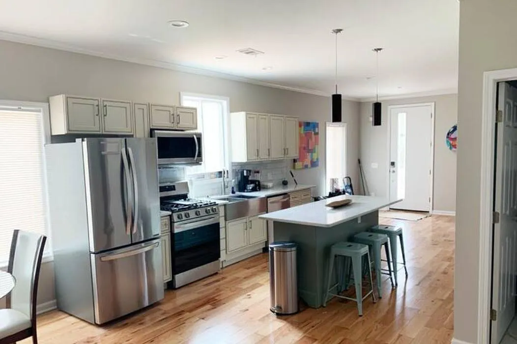 1 bed, 2000 sqft, $1,400 — Photo 2