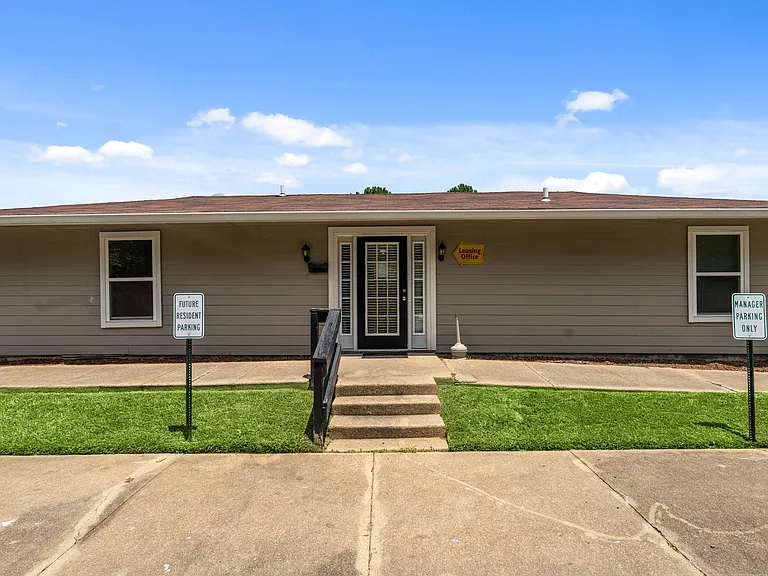 Creekside Apartments — Photo 18