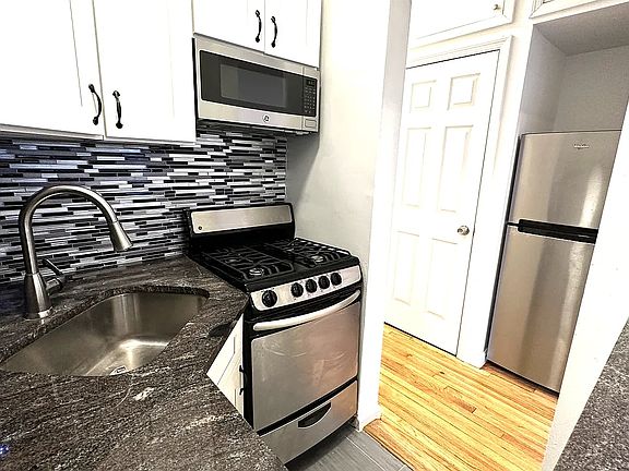 5th image of 321 E 66th St APT 4F