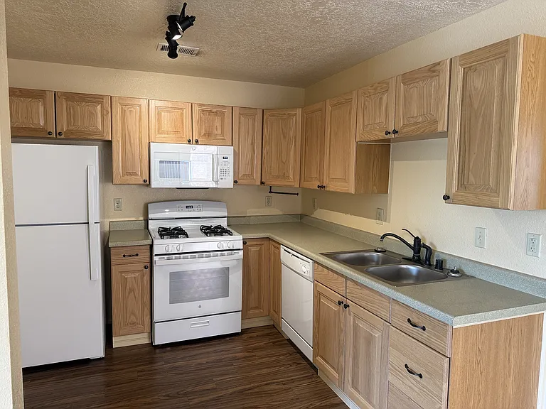 1721 Girard Blvd SE #C — Photo 6