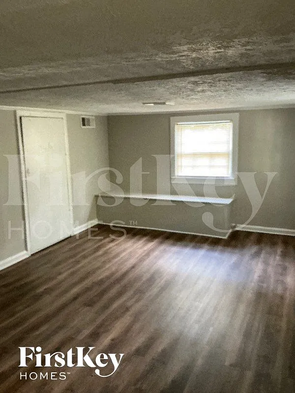3 bed, 1.0 bath, 1206 sqft, $2,260 — Photo 4