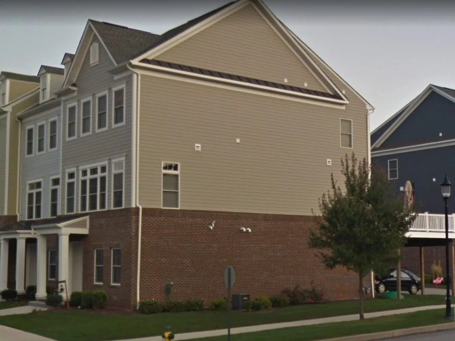3 bed, 2.5 bath, 2930 sqft, $3,800 — Photo 2