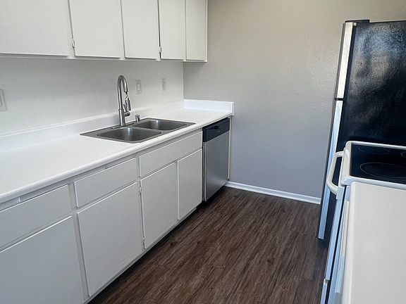 3rd image of 2424 S Leland St #60627472