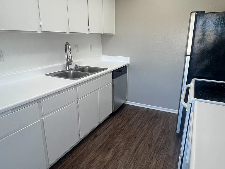 2424 S Leland St — Photo 4