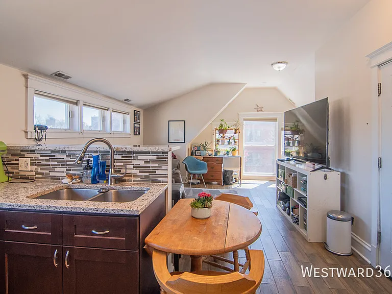 1252 W Elmdale Ave #3 — Photo 2