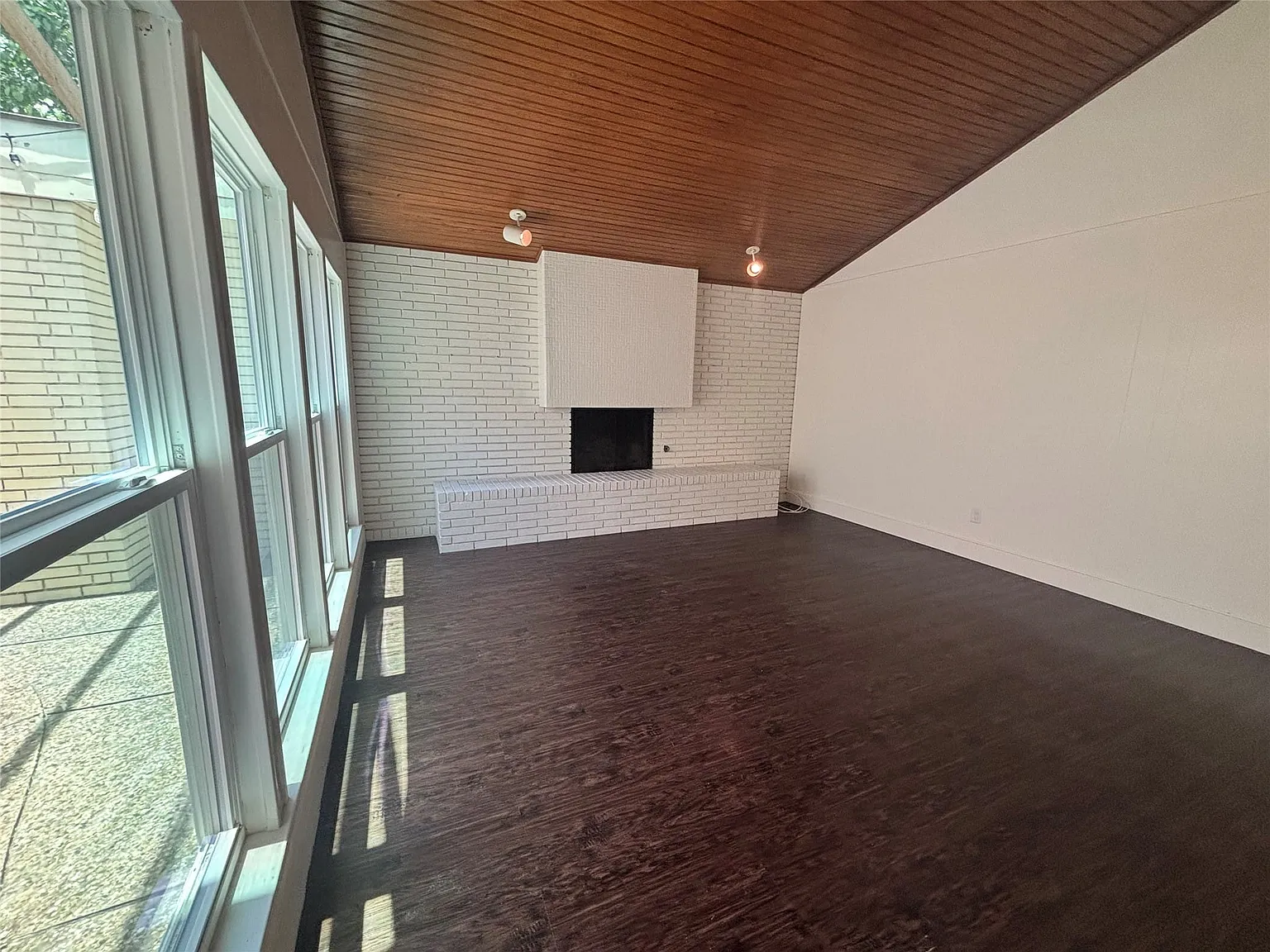 3 bed, 1.5 bath, 1425 sqft, $2,500 — Photo 2