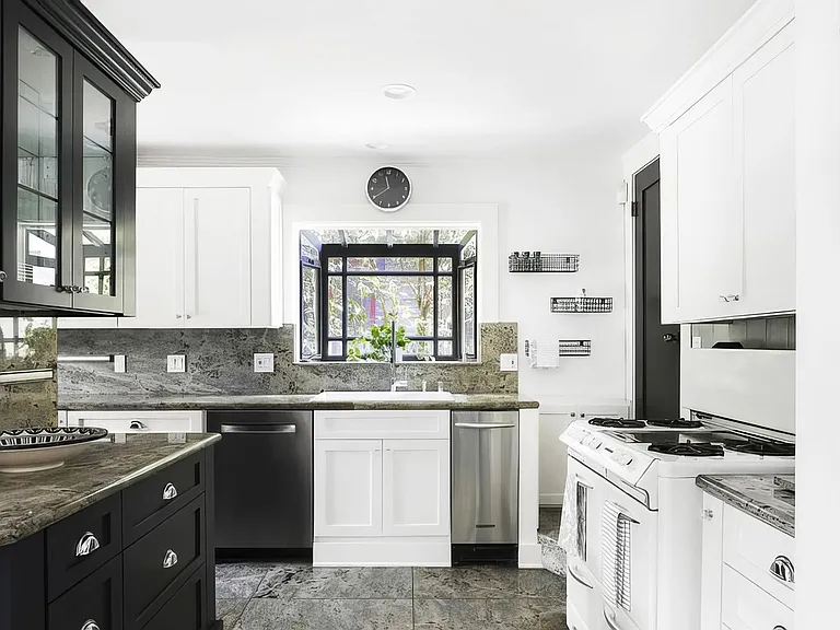 141 Wilton Dr — Photo 4
