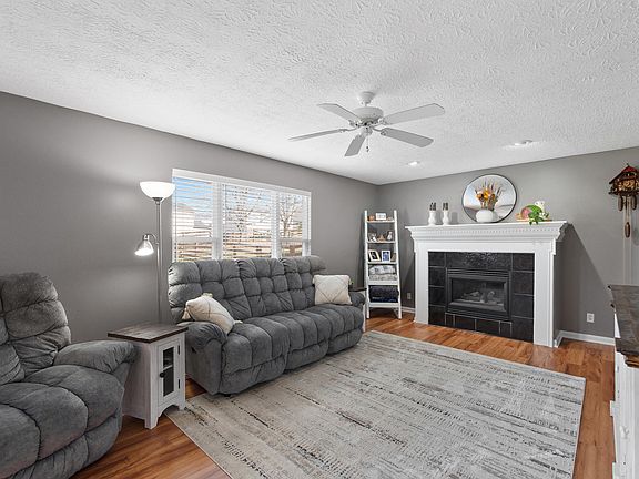 3rd image of 2718 Running Creek Dr