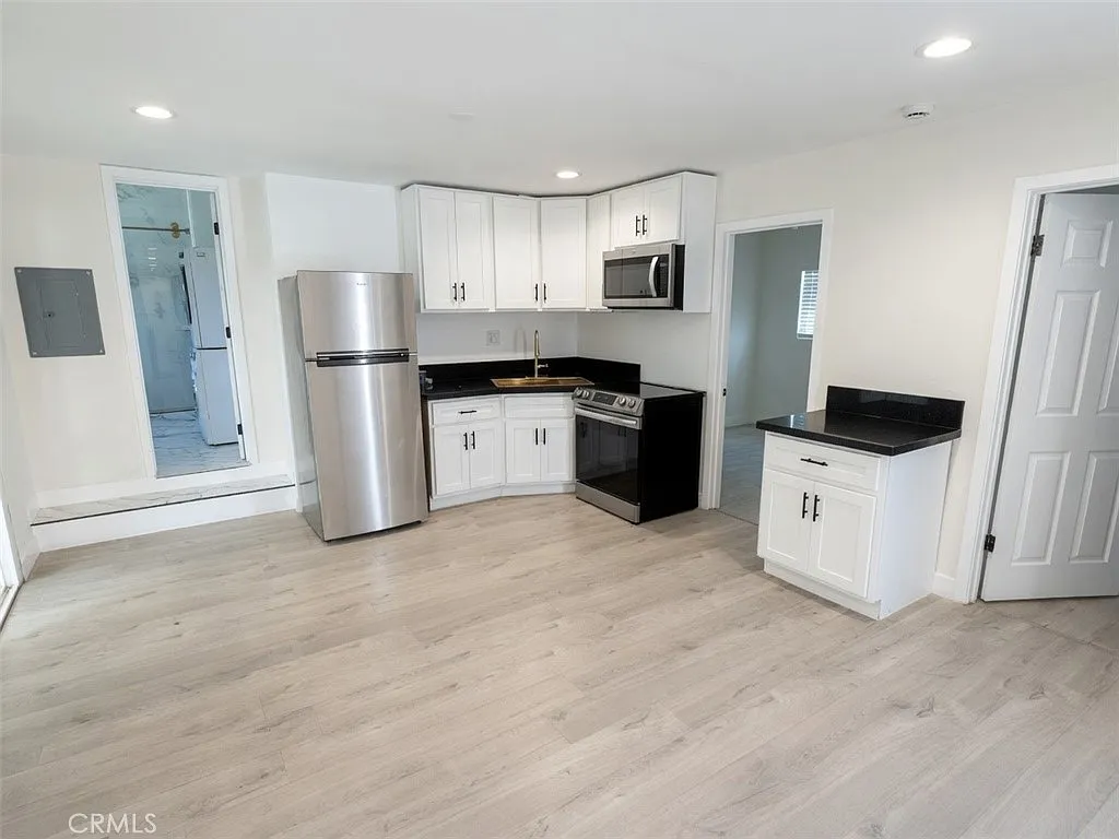 2 bed, 750 sqft, $3,100 — Photo 2