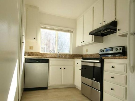 Kitchen has large walk in pantry!!