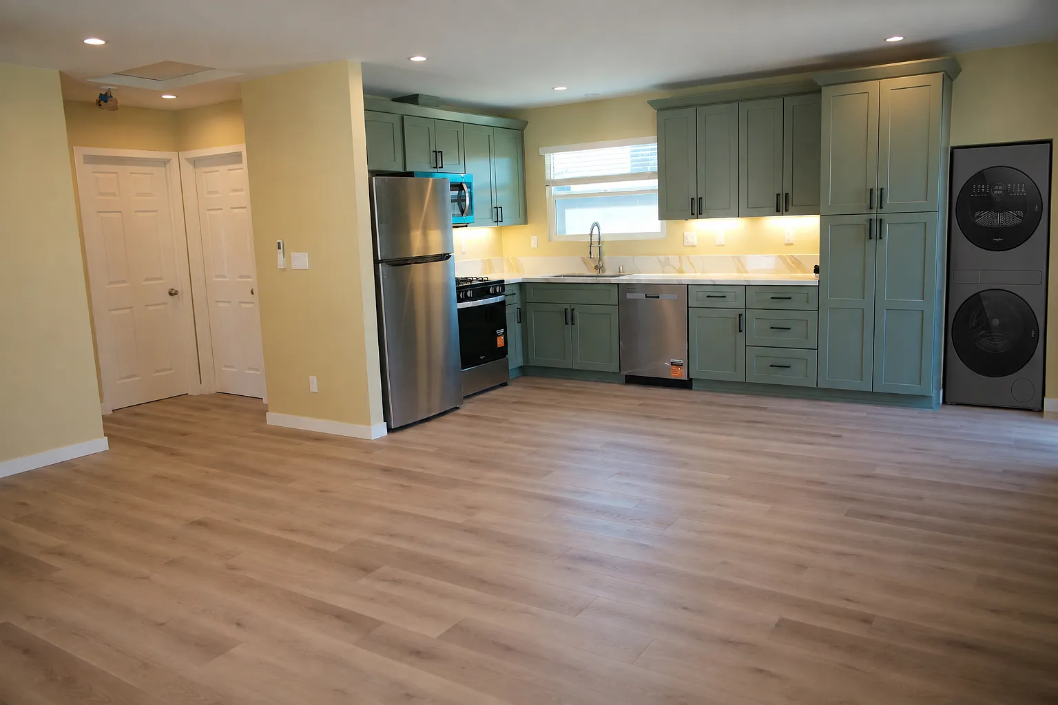 2 bed, 850 sqft, $3,100 — Photo 2
