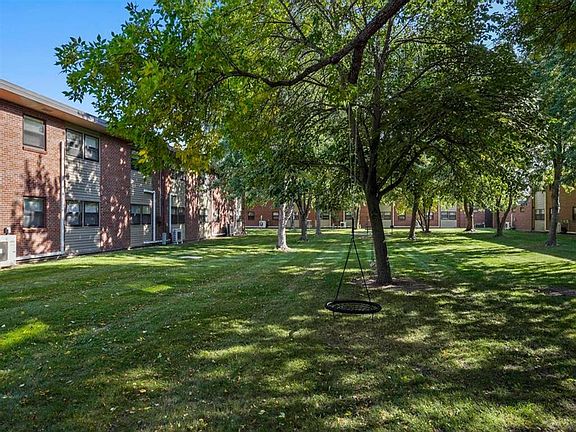 Outdoor common area at Kearney Apartment Homes.