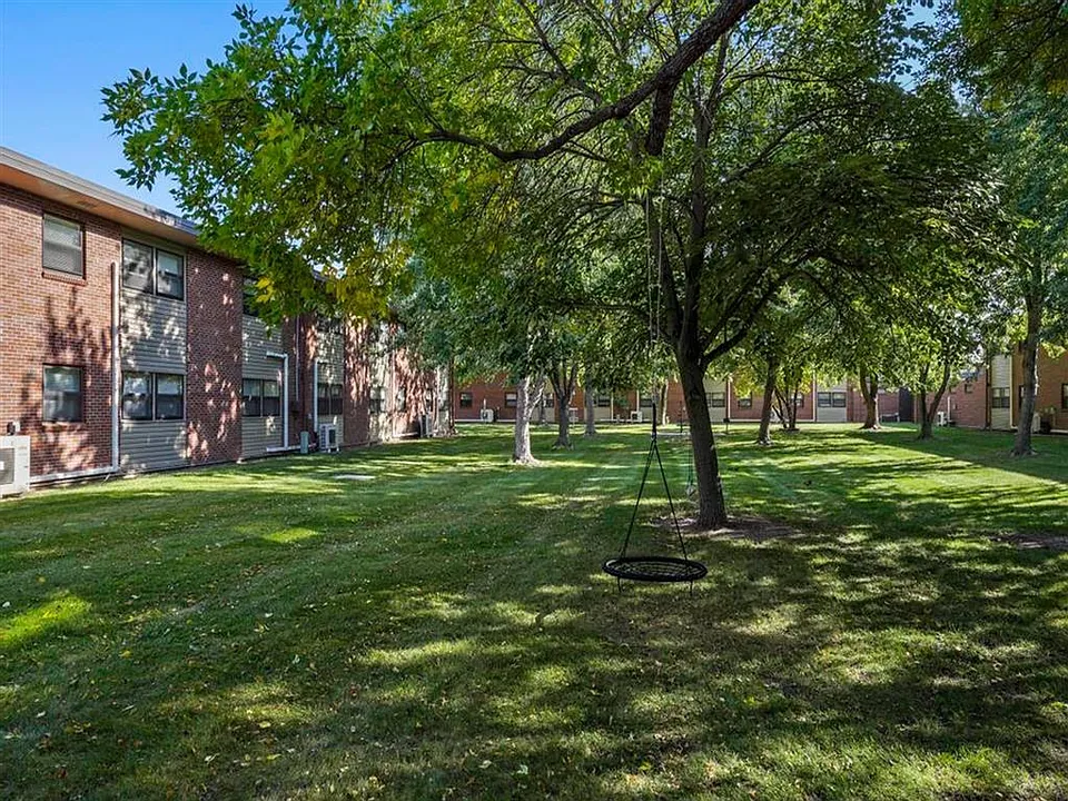 Outdoor common area at Kearney Apartment Homes.