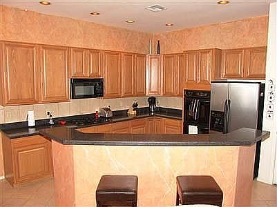 Granite kitchen w/b'fast bar