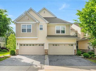 75 Meadow View Dr, Middletown, NY 10940