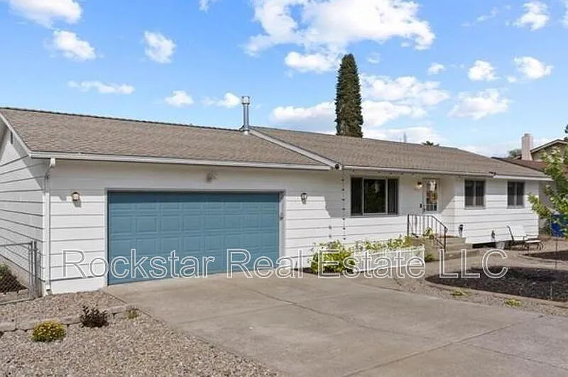 5 bed, 2.0 bath, 2000 sqft, $2,800 — Photo 2